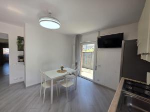 a kitchen and dining room with a table and chairs at Zenzero Comfort Apartment in Bellagio