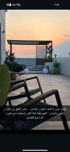 a view of a patio with a bench and a sunset at فله مع حديقه in Mukhaylīf