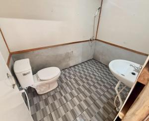 a small bathroom with a toilet and a sink at Sapan Goodview สะปันกู๊ดวิว in Ban Na Luang