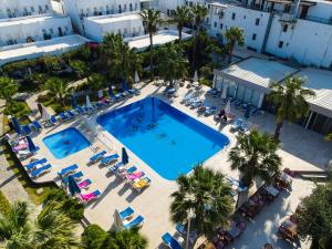 an overhead view of a pool with chairs and palm trees at Nagi Beach Hotel in Gümbet
