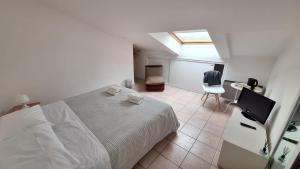 a bedroom with a bed and a tv in it at L'Attico Affittacamere in Santa Maria degli Angeli