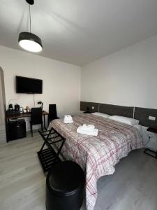 a bedroom with a bed and a table and a desk at R&B Emilia in Cadeo