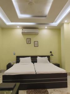 ein Schlafzimmer mit einem Bett und einer Decke in der Unterkunft Hotel Hempi in Diphu