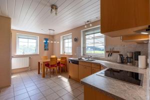 a kitchen with a table and a counter top at Hus-Pellworm-1-Ferienwohnung-Meerestraum in Pellworm