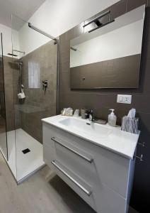 a bathroom with a sink and a shower and a mirror at R&B Emilia in Cadeo