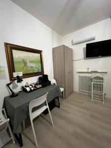 a room with a table and a television in a room at R&B Emilia in Cadeo