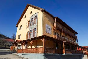 ein Gebäude mit einem Balkon an der Seite in der Unterkunft Urusossziklakert in Dealu