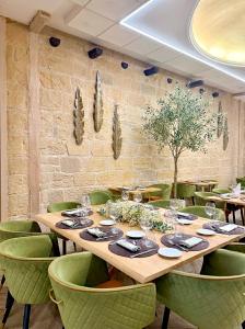 a dining room with a table and green chairs at Hotel Castillo Bonavía in Pedrola