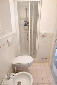 a bathroom with a shower and a toilet and a sink at Casa Rosa - monolocale con giardino e posto auto in Levanto