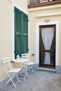 a table and chairs in front of a building at Casa Rosa - monolocale con giardino e posto auto in Levanto