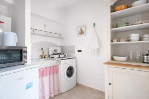 a kitchen with a washer and a washing machine at Casa Rosa - monolocale con giardino e posto auto in Levanto