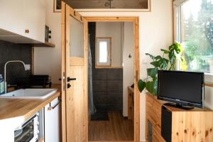 a tiny house with a kitchen and a television at Modernes Tiny Haus in Berlin Spandau in Berlin