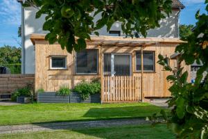 a house with a wooden facade at Modernes Tiny Haus in Berlin Spandau in Berlin
