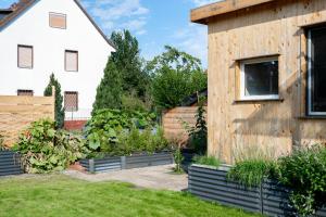 a garden in front of a house at Modernes Tiny Haus in Berlin Spandau in Berlin +6 photos