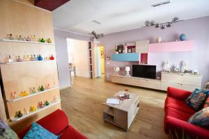 a living room with a red couch and a table at B&B Maison Glenì in Isernia