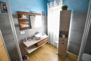 a bathroom with a sink and a mirror at B&B Maison Glenì in Isernia