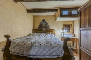 a bedroom with a wooden bed in a room at Balco de l' Empordà in Corçà