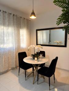a dining room with a table and chairs and a mirror at One bedroom,central location Wifi&Ac in Cancino