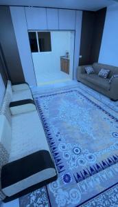 a living room with a couch at درة عبين الجناح الخاص in ‘Ibbīn