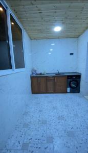 an empty room with a stove and a window at درة عبين الجناح الخاص in ‘Ibbīn