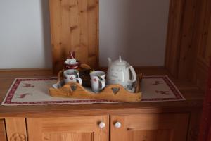 Utensilios para hacer té y café en Hotel Cime Bianche