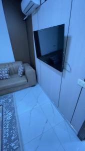 a living room with a couch and a blue light at درة عبين الجناح الخاص in ‘Ibbīn