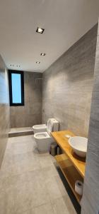 a bathroom with two sinks and two toilets at Casa Quinta El Rodeo in La Plata