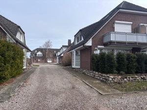 an empty driveway in front of a house at Ferienwohnung MEERWEH in Fehmarn