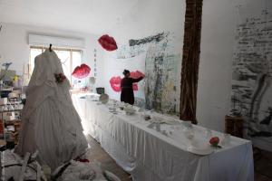 a man taking a picture of a long table with a bride at la maison, chambre d'hôtes de charme et atelier d'artiste, Libourne saint Emilion in Libourne