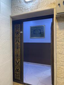 a door in a room with a picture on the wall at درة عبين الدور الارضي 2 in ‘Ibbīn