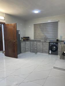 a kitchen with a sink and a washing machine at درة عبين الدور الارضي 2 in ‘Ibbīn