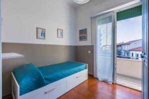 a room with a bench with a large window at Lido del Bardo in Marina di Cecina