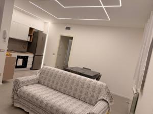 a living room with a couch and a kitchen at Da Nella 1 in Ancona