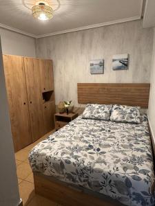 a bedroom with a bed and a wooden headboard at Casa en Laredo in Laredo