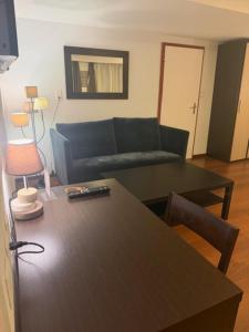 un soggiorno con divano e tavolo di Hôtel Terminus a Porrentruy