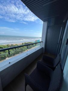 a balcony with two chairs and a view of the ocean at Tuyết Nhi in Vung Tau