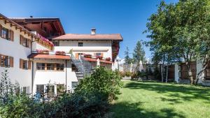 a white building with a lawn in front of it at Hotel Peter in Petersberg