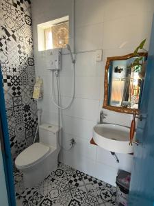 a bathroom with a toilet and a sink at Homestay JB Sơn Hải in Thôn Sơn Hải