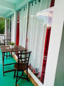 a table and chairs in front of a window at Happy Rest House Ella in Ella