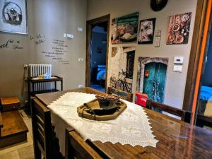 ein Raum mit einem Tisch, auf dem eine Schüssel steht in der Unterkunft B&B Alla Borgata in Boves + 16 Fotos
