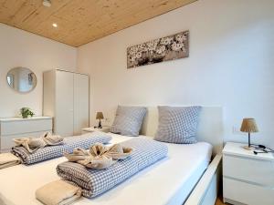 a bedroom with two beds with pillows on them at Chalet du calme Gersthofen in Gersthofen