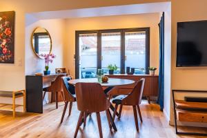 a dining room with a table and chairs at Studio Élégant - Proche Paris & La Défense in Rueil-Malmaison