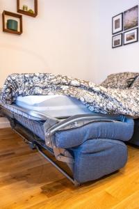 a bed on a cart in a room at Studio Élégant - Proche Paris & La Défense in Rueil-Malmaison