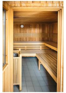 uma sauna com bancos de madeira num quarto em Residence Le Royal Golf & Horse em Mooslargue