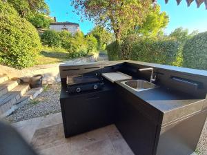 a kitchen counter with a sink and a sink at Clos des mimosas in Monflanquin