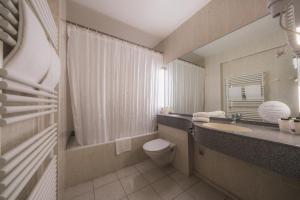 een badkamer met een toilet en een wastafel bij Hotel Prado in Oostende +42 foto's
