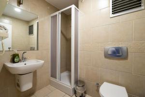 ein Badezimmer mit Dusche, Toilette und Waschbecken in der Unterkunft cool cihangir in Istanbul