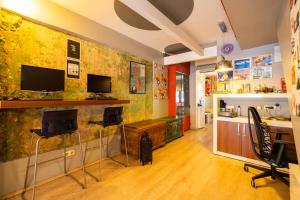 ein Wohnzimmer mit Schreibtisch und Fernseher in der Unterkunft cool cihangir in Istanbul + 25 Fotos
