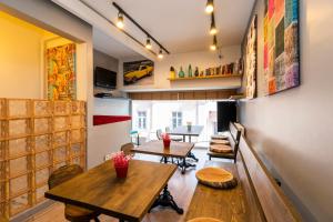 ein Esszimmer mit zwei Tischen und zwei Stühlen in der Unterkunft cool cihangir in Istanbul