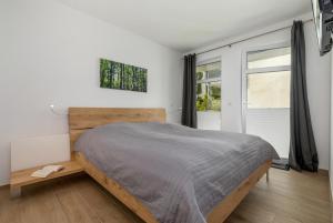 a bedroom with a bed and a window at Villa Louisa - Wohnung 36 in Ostseebad Sellin
